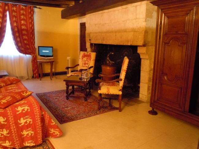 この部屋に2泊です。<br /><br />なかなか広い。<br /><br />そして暖炉。（夏だけど）<br /><br />プラス鍋。（どうしろと）<br /><br />