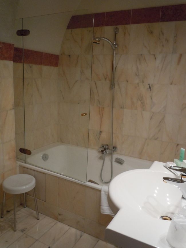 バスルーム。<br />広い！　バスタブも広い！<br /><br />写ってないけど手前にトイレ。