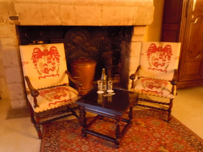 暖炉と鍋。<br /><br />写真の色からして冬の暖かな団居みたくなってますが<br />猛暑のフランス、余裕で35度とかいく日々でした・・・<br /><br />しかも流石、古城、勿論エアコンなぞない。<br /><br />（でも森の中だし、石造りだしで比較的過ごしやすい気温だった）<br /><br />右手奥のは鍵がないと開かないクローゼット。<br />古くて雰囲気的にちょっと開けるのがこわかった。