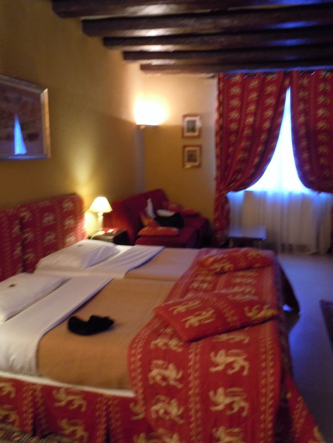 そして暖炉や鍋はあるのになんと冷蔵庫がない！<br /><br />「つかれて帰って来たのに冷たいものが飲めないなんて！」<br />と、母上が急にへそを曲げ、なんだか面倒なことに。<br /><br />いいじゃーん<br /><br />古城なんだから冷蔵庫なんてないんだよー<br /><br />わたしは水道水でも余裕でがぶがぶいけちゃってたんで<br />フランスの水がちょっと合わなかった母上には冷蔵庫は命だった御様子。<br /><br />仕方ないのでほかの方たちに冷蔵庫があるかないか聞いて<br />ほかの部屋にあるようだったらホテルに交渉してなんとかして貰おう<br />と、交渉してみよう、添乗員さんに。（語学不得手ゆえの2段階交渉）