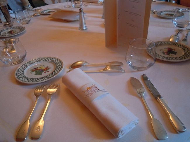 夕飯〜<br /><br />夕飯時にみなさまに聞いて回ったところ、<br />どの部屋にも冷蔵庫があるらしいことが発覚！！<br /><br />これはもう添乗員さんに交渉してくれとこうｓ（略）と思ったら<br />添乗員さんのお部屋にはないとのこと・・・<br /><br />う〜ん　これは困った<br /><br />そして添乗員さんの部屋にもないってことは<br />わたしの部屋はそんなにVIPなお部屋じゃないってことか〜<br /><br />Ｗで残念。<br /><br />でもまぁ仕方ないので気を取り直してごはん♪　ごはん♪