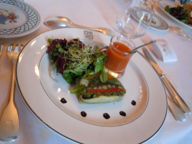 前菜。<br /><br />お野菜のテリーヌ。<br /><br />ハーブといか香辛料が独特で苦手なひとは苦手だったみたいだけど<br />わたしはおいしかった〜<br />色もかわいいし<br /><br />でも運ばれて来たときにわたしのお皿だけ淵のソースの点々がなくて<br />「てんてんない〜　てんてん〜」って<br />ギャルソンに言って点々描いて来て貰った。<br />（レストランのひともギャルソンでいいのかな？　カフェだけ？）
