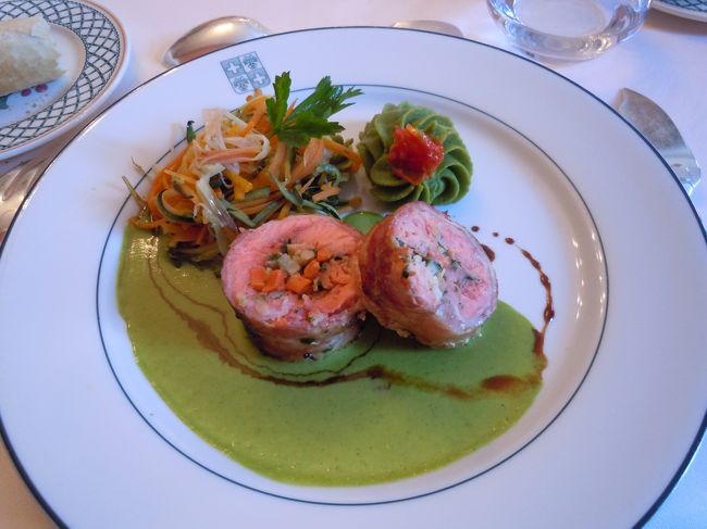 お魚。<br /><br />これも香辛料が独特。<br />わたしはこちらも大丈夫でおいしくいただきました。<br /><br />フランスに来るまで<br />日本でフランス料理たべるとどうしても主食がない<br />（イタリアンならパスタとか）のが物足りない気がしてたんですが、<br />今回の旅でこれはこれでありだなって思った。<br /><br />あとパンがありました。<br />やっぱりパンおいしいよ。（パンは主食って感じはしない）