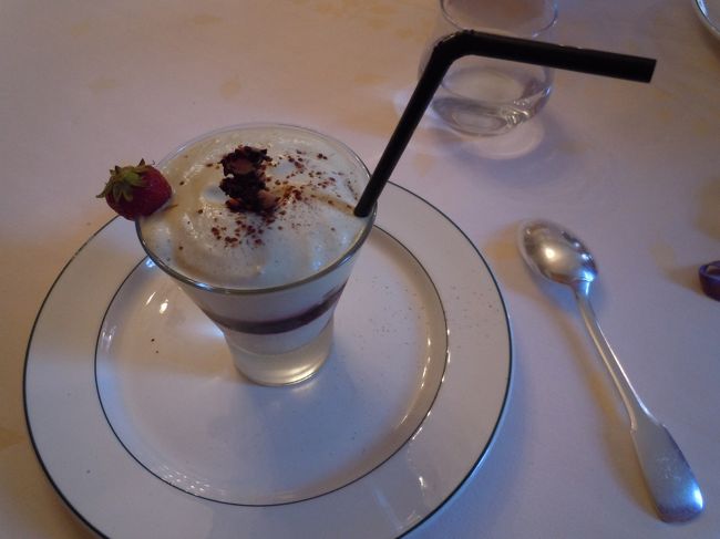 デザート。<br /><br />これも香辛料が独特だ〜<br />上は泡ぶくぶくで（エスプレッソの上のミルクみたいなの）<br />下がコーヒーっぽような・・・<br /><br />不思議なたべものだった。<br /><br />あ　飲み物かも。<br /><br />（それすらもわからない不思議さ）