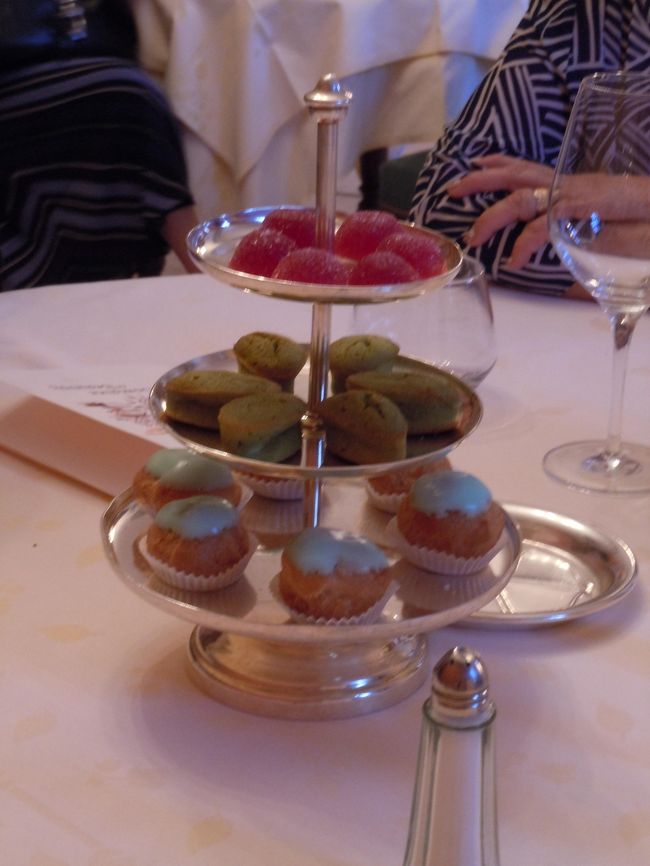 もうデザートもないし終わりだよね〜って<br />みんなで少しまったりしてたら駄目押しで出てきたお菓子。<br /><br />1番上がゼリーで真ん中が焼き菓子、1番下がシュークリーム。<br /><br />わたしは焼き菓子のみでダウン。