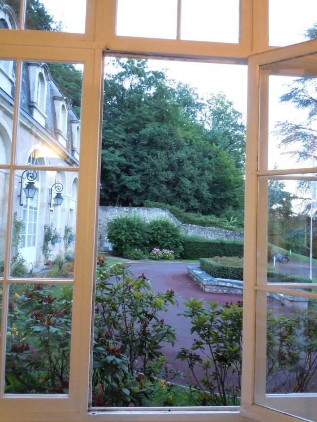 レストランの窓から中庭（？）。<br /><br />外でもたべられるみたい。