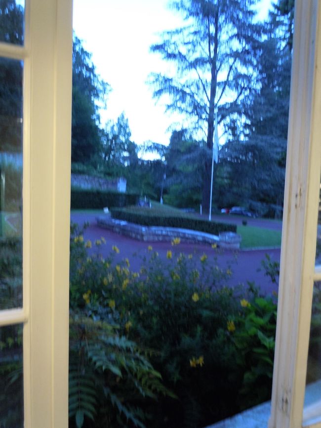 部屋の窓から。<br /><br />こんなに明るいのにもう9:00とか回ってた気がする。<br />時間の感覚がおかしくなる〜