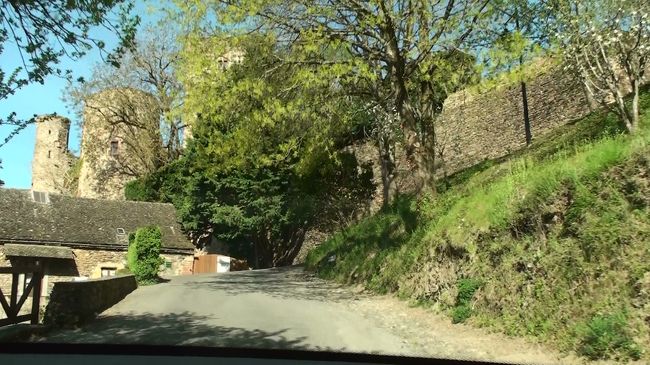 例によって駐車場探し。これも慣れてきてます。よくわからないときは村へ突っ込むに限ります。場合によっては縦列でも何でもしますからね〜。