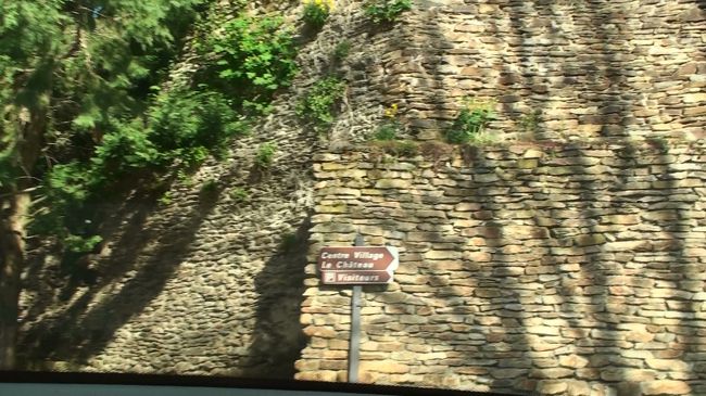 結構な上り坂。でもこの先右に曲がると駐車場がありそうです。