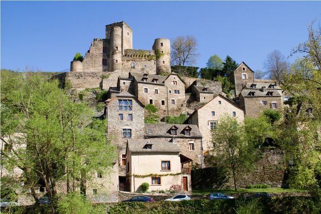 村のシンボルはなんといっても高台にそびえ立つこのお城でしょうか。<br /><br />これは16世紀の宗教戦争で荒廃してしまったようですが、1970年代に建築家のフェルナン・ブヨンという人によって修復されたそうです。もともと15世紀くらいに建てられたお城ということで、歴史があったんですね。