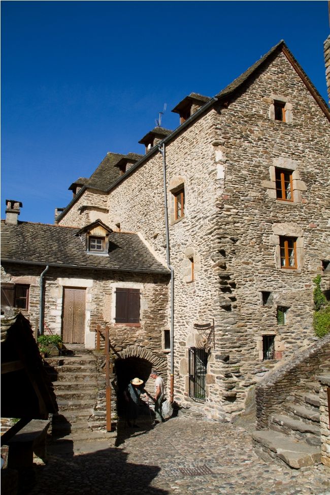 「美しい村」に選ばれている村は、やはり独特の魅力があると思います。石造りの家々のある村はたくさんありますが、やはりなにかが違うのかなあと思います。<br /><br />ベルカステルは全体的に村のメンテナンスがよくなされている、そう思いました。結構朽ちているのを放置している村も少なくはないんです。