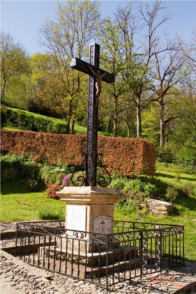 さてさて、この村もやはり「サンティアゴ・デ・コンポステーラへの巡礼路」にもなっているところのようです。もはや定番？になりつつあるこうした十字架像がありました。