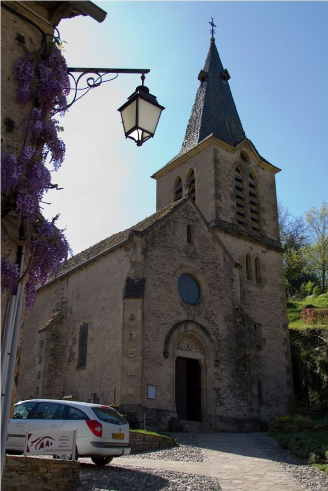 もちろん教会があります。<br /><br />ほんとヨーロッパはどこへ行ってもキリスト文化を感じさせる建築物があります。古今東西問わず宗教的な建築物というものは歴史と誇り高き文化を感じさせます。素晴らしいことですね。