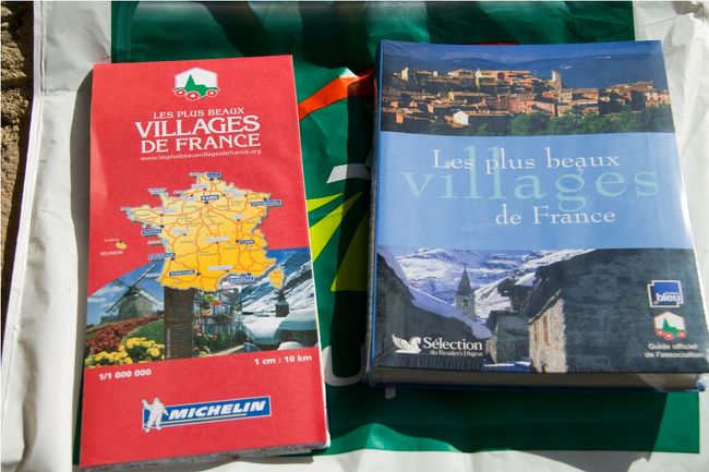 そうそう、この村の観光案内所で、「フランスでもっとも美しい村」の公式グッズを買いました。<br /><br />URLはこちら：http://www.les-plus-beaux-villages-de-france.org/en/shop