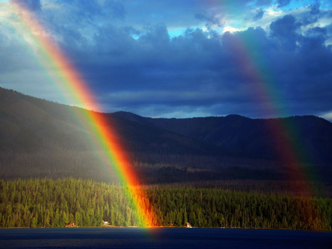 07:40 Lake McDonald湖畔をTrailHeadに向けて一路北上しているとまたまた虹が！<br />今度は二重虹です。<br /><br />虹が出るって事は雨が降っているって事。<br />今日のハイキング大丈夫かなあ。
