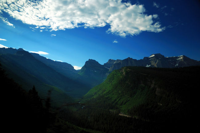 08:30 待つことしばし。シャトルが来ました。<br />でも残念ながら、座席が満員になり乗れず。<br />流石アメリカ、立ち席乗車は禁止です。<br /><br />と言っても次のバスが直ぐ来てくれて、８時半前にLoopを後に。<br /><br />車窓から見る景色はどれも素晴らしくて、テンションあがります。