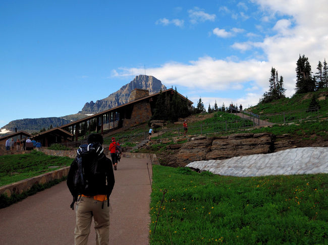 途中工事で一方通行もありましたが、無事峠(Logan Pass)に到着<br /><br />ビジターセンターに行って見ましょう。<br />ここで熊除けスプレー(Bear Spray約$50）購入。<br /><br />余談になりますが、ヨセミテ用に同じものを自宅の近くのOutdoor店にて購入したらもっと高かったです。<br />