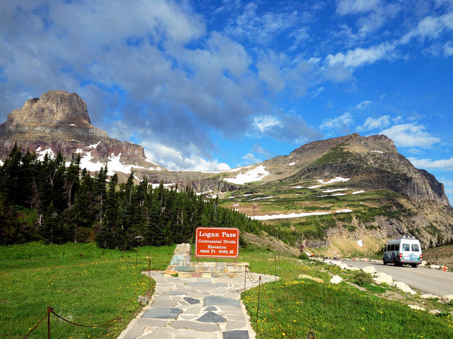 09:15 買い物も済ませて、さあ出発です。<br /><br />９時発のRangerハイクに合流の予定だったのですが、到着が遅れて参加できず。自分達で歩く事にしました。<br />一本道なので迷う事もないし、自分のペースで歩けて良かったです。