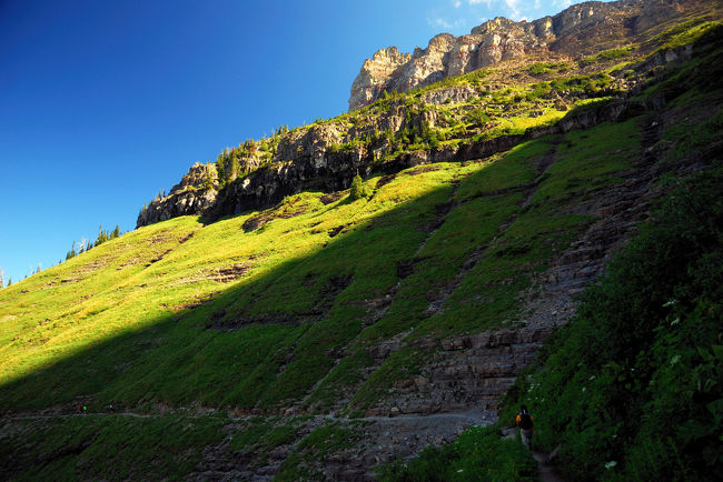 10:12 右手には大陸分水嶺の峰が壁のように聳えています。