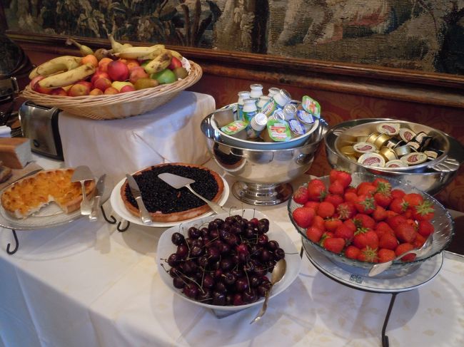 フルーツとタルト。<br /><br />このチェリーがダークチェリーっぽい色なのに<br />味はダークチェリーよりも繊細な感じですっごくおいしかった。<br />いちごはいまいち〜<br />そしてやっぱり山積みのフルーツの食べ方がわからない。<br /><br />（バナナ除く）