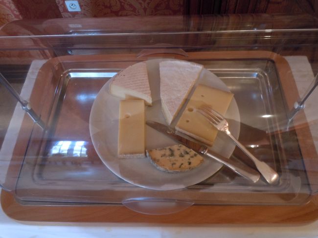 チーズもこんなに種類がいっぱい！<br /><br />カマンベールすきだからたくさん切っちゃえ！