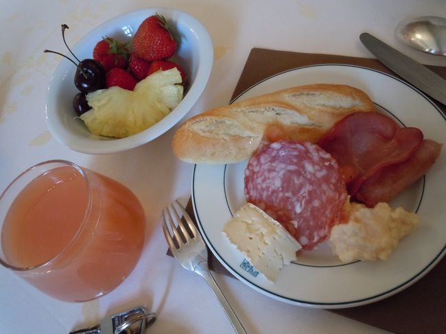 ひとまずはこんな感じで。<br /><br />パンはほかの種類ももくもくたべた。<br />あとチェリーにはまっておかわりした〜<br /><br />こうやってみると野菜がないな〜って思う。