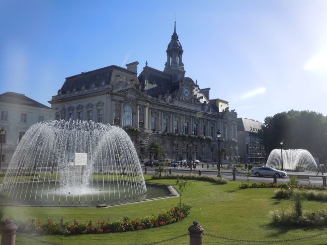 こちらもおおきな建物！<br />ただ大きいだけじゃなくてこの存在感！<br /><br />手前の噴水も絵になる。