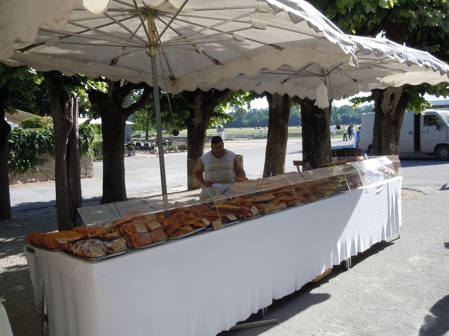 下車してシャンボール城に向かいます。<br /><br />ここでもパンがたくさん。<br />どうしてフランスのパンってあんなにおいしいの？