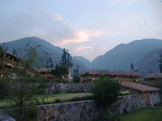 ウルバンバの夜明け（写真）。目覚めの気分は良好で、高山病にならずに一夜を過ごせた。また、天気も良く今日のマチュピチュ観光が期待できそうである。