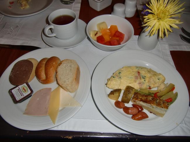 早朝５時からオープンの朝食レストランに行くと、既に全品準備完了のビュッフェであった。シェフにオムレツを作ってもらい私の朝食メニュー（写真）をセットする。食欲もあり実にうまい！