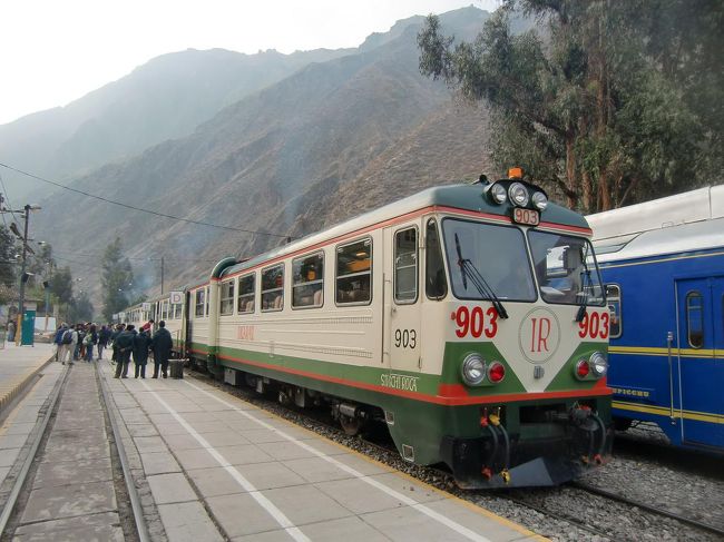 5時40分、スペイン語ドライバーによる専用車でホテルを出発し、オリャンタイタンボ駅に向かう。その後、6時30分発のインカレイル41号（写真）に乗る。