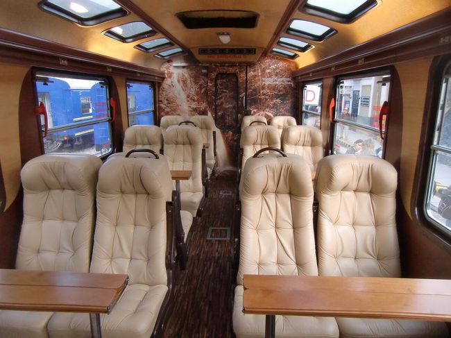 インカレイル41号の車内（写真）は結構豪華そうであるが、座席はテーブルを挟んで４人がけであり、足元に荷物が置けないくらい狭い。