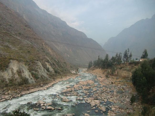オリャンタイタンボ駅を出発した列車はウルバンバ川（写真）沿いにマチュピチュ目指して下って行く。標高が下がっていくのがいい。マチュピチュ村は標高2000ｍ程度なので高山病の心配はない。
