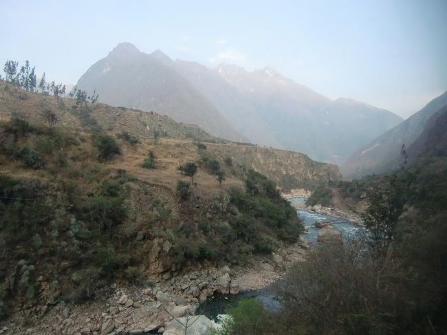 朝の光がウルバンバ川や周囲の山々を照らし美しい山岳風景が展開する。この風景を堪能するには列車進行方向に向かって左側の席に座る必要がある。