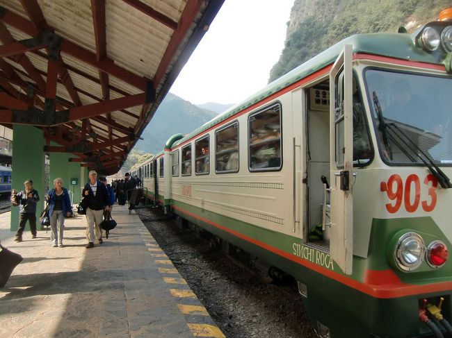 インカ道は北はエクアドルのキトから南はチリのサンティアゴまでインカ帝国の端から端までつながっていた。インカ帝国がスペインの侵略で滅亡するとともにインカ道は滅びてしまった。写真：マチュピチュ駅に到着