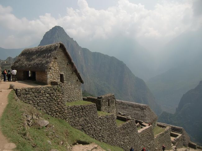 遺跡に入るとすぐに「農地管理人住居跡」（写真）が見える。山の急斜面に幾つもの小屋が建っている。
