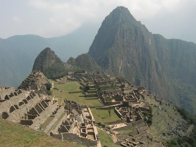 ルート表示に従って左手の森の中に入っていく。しばらく急な登山道を登っていくと突然視界が開け、謎の空中都市「マチュピチュ遺跡」（写真）とご対面する。感動の一瞬！