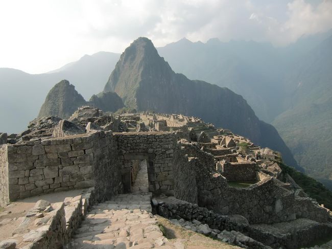 インティプンクからのインカ道はここでマチュピチュ市街への門（写真）に突き当たる。高貴な人、エリートしかこの中に入れなかったという。