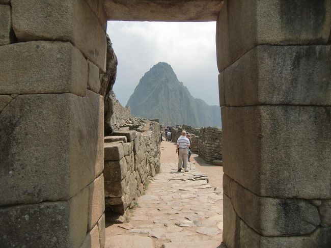 マチュピチュ市街への門（写真）をくぐって中に入る。ここでインカ帝国の歴史を勉強してみよう。第9代皇帝パチャクティが即位する以前、インカ族は、クスコ盆地に生活する小さな国家に過ぎず、周辺の民族との勢力均衡につねに気をつかっていた。