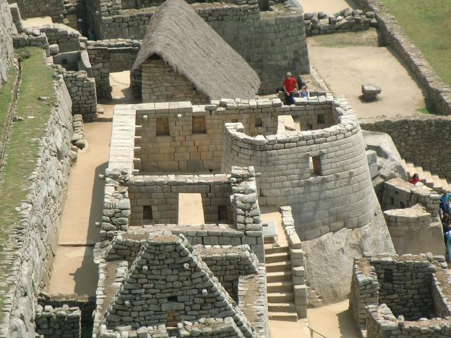 しかし、1438年ごろ、クスコに侵攻してきたチャンカ族を破ったパチャクティは、余勢を駆って積極的に征服に乗り出した。写真：太陽の神殿。ここの石だけが（観光用に？）磨かれて白く光っている。
