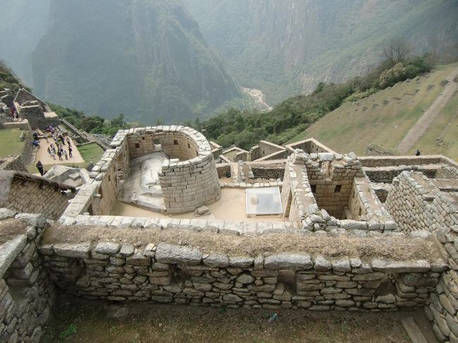 パチャクティと後継の王たちは、アンデス特有の標高差を利用した伝統的な農業を国家規模で統合し、生産性の高い熱帯森林帯の開拓も行った。敵対していた周辺民族も豊かな実りを求め、インカの統治を受け入れた。写真：太陽の神殿（左）と王女の宮殿（右）