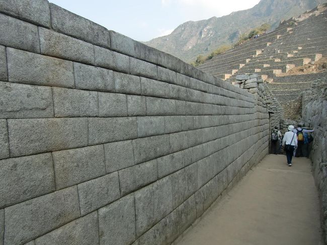 こうしてパチャクティは、王子トパ・インカとともに、戦って領土を奪うよりも、むしろ飢えのない豊かな暮らしを人々に与えることを基本として、言葉の違う80の民族を50年で統一したと言われる。写真：王女の宮殿を囲む石積みが見事である。1つ1つの石が正確な直方体で積み上げられ、石の間には全く隙間がない。