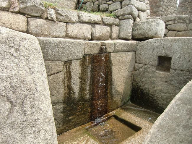 絶壁の尾根の上に造られた空中都市で最も大切なものが「水」である。水は遠くの山から石の溝を伝わって流れてきているという。写真：太陽の神殿脇にある水汲み場