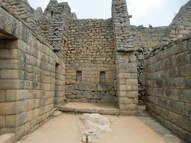 一方で、領地を相続できない次の皇帝は新たな土地に進出しなければならず、これが帝国の拡大を促す一因となった。<br />