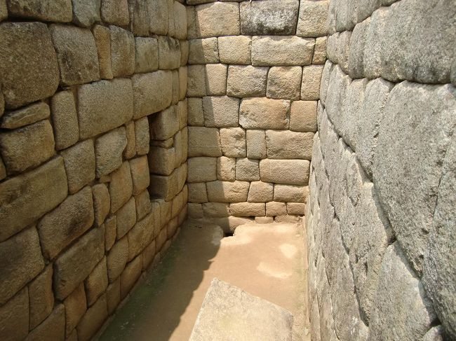 インカは、また生けにえを国家的儀式とすることでも支配を強化した。地方の聖地にも敬意を払って貴族の子供達を生けにえとして捧げ、同時にその子供をワカ（神、聖なる存在）とする新たな聖地をも作り上げた。人々はその見返りしとしてインカへの忠誠を誓った。写真：皇帝のバスルーム<br /><br /><br />