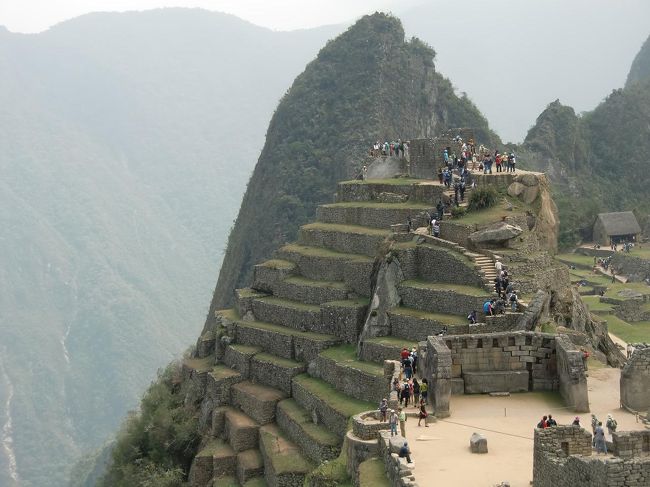 太陽が沈む西側の段々畑（写真）。急峻な斜面に造られ、穀物生産のためではなく神への感謝の捧げ物を置いたといわれる。写真下が「神聖な広場」その上が「インティワタナ（日時計）」