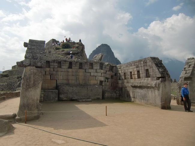 近年、アンデスの雪山から少年少女のミイラが発見された。写真：神聖な広場の前の「主神殿」<br />