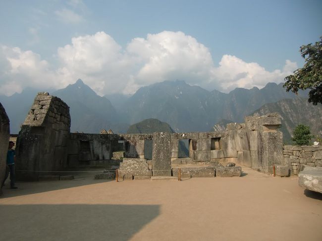 日本人にとっては恐怖の「子供の生けにえ」と「ミイラ信仰」はインカ帝国を理解するキーワードである。写真：神聖な広場の前の「３つの窓の神殿」