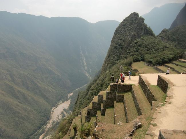 インティワタナから絶壁側の狭い道を少し下る。それにしてもすごい所にすごい段々畑を作ったものだ。マチュピチュを発見したハイラム・ビンガムは、1911年、この急斜面（写真）を登って来たという。