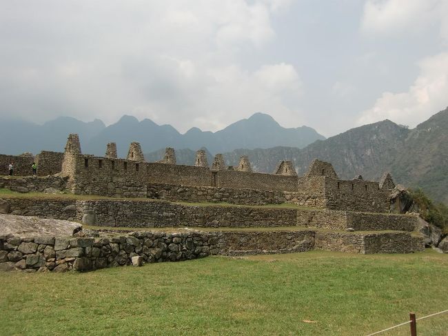 インティワタナからの狭い道を下ると「大広間」（写真）に来る。緑の芝生が美しい。正面の城壁内に階級別の居住区がある。